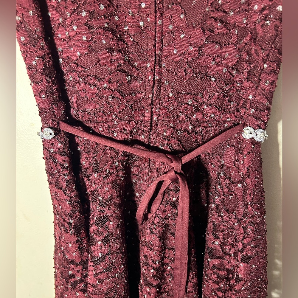 Diamond maroon lace dress - Picture 4 of 7